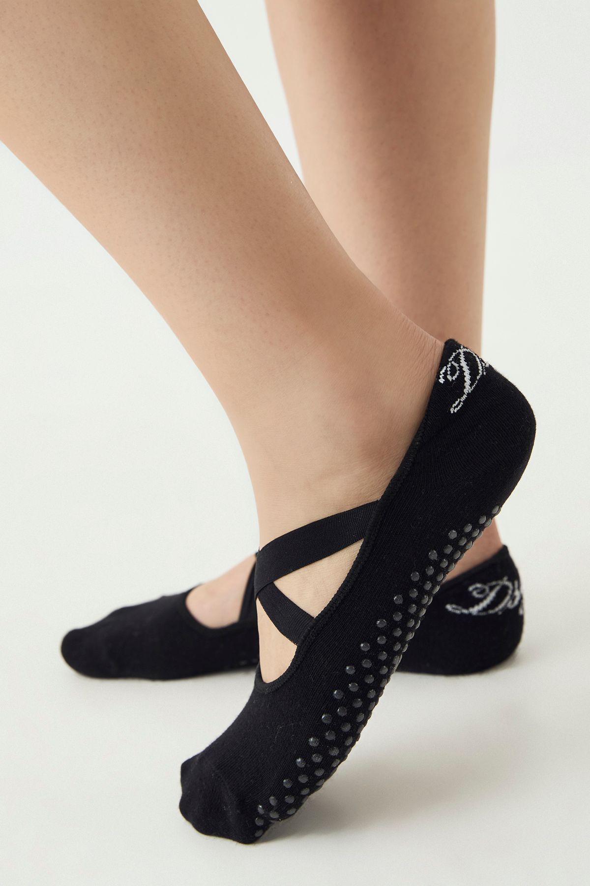 DSGN Studio DSGN Studio 2 Pack Pilates Yoga Grip Cross Over Socks Black/white image 2