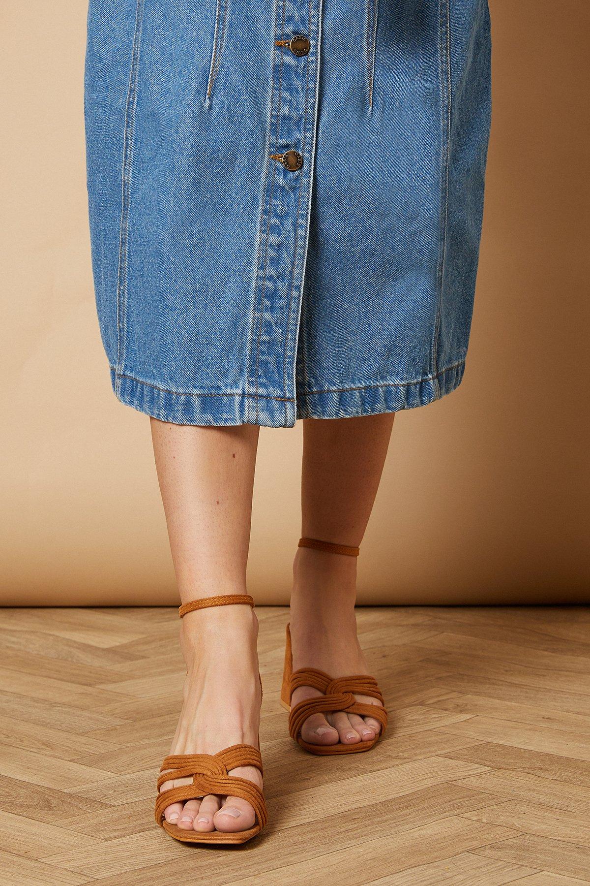 Oasis Teagan Faux Suede Twist Detail Block Heel Sandals Natural image 2