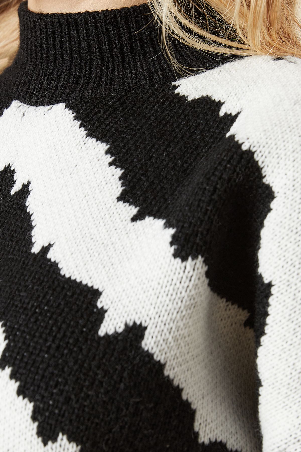 Dorothy Perkins Abstract Jacqaurd Detail Crew Neck Jumper Black image 5