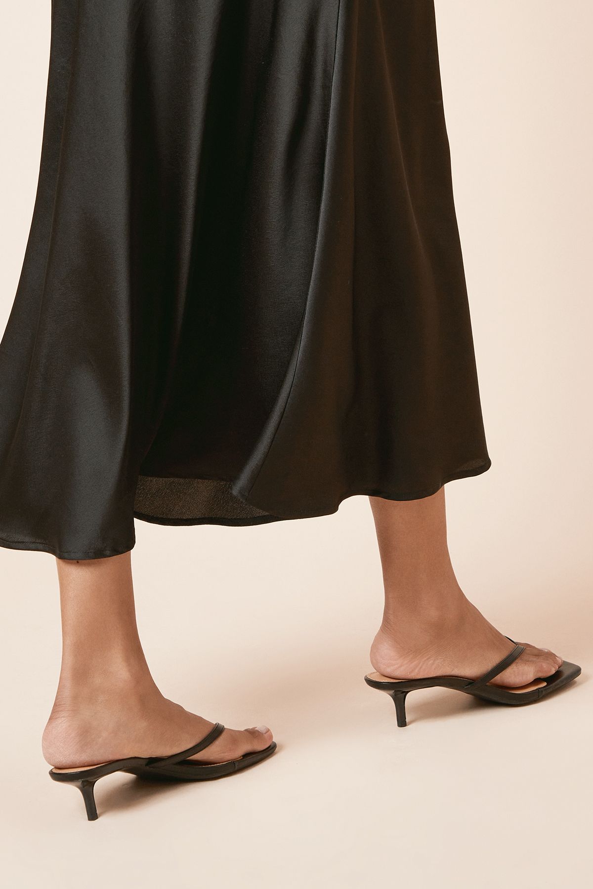 Dorothy Perkins Catriona Faux Leather Kitten Heel Toe Thong Sandals Black image 4