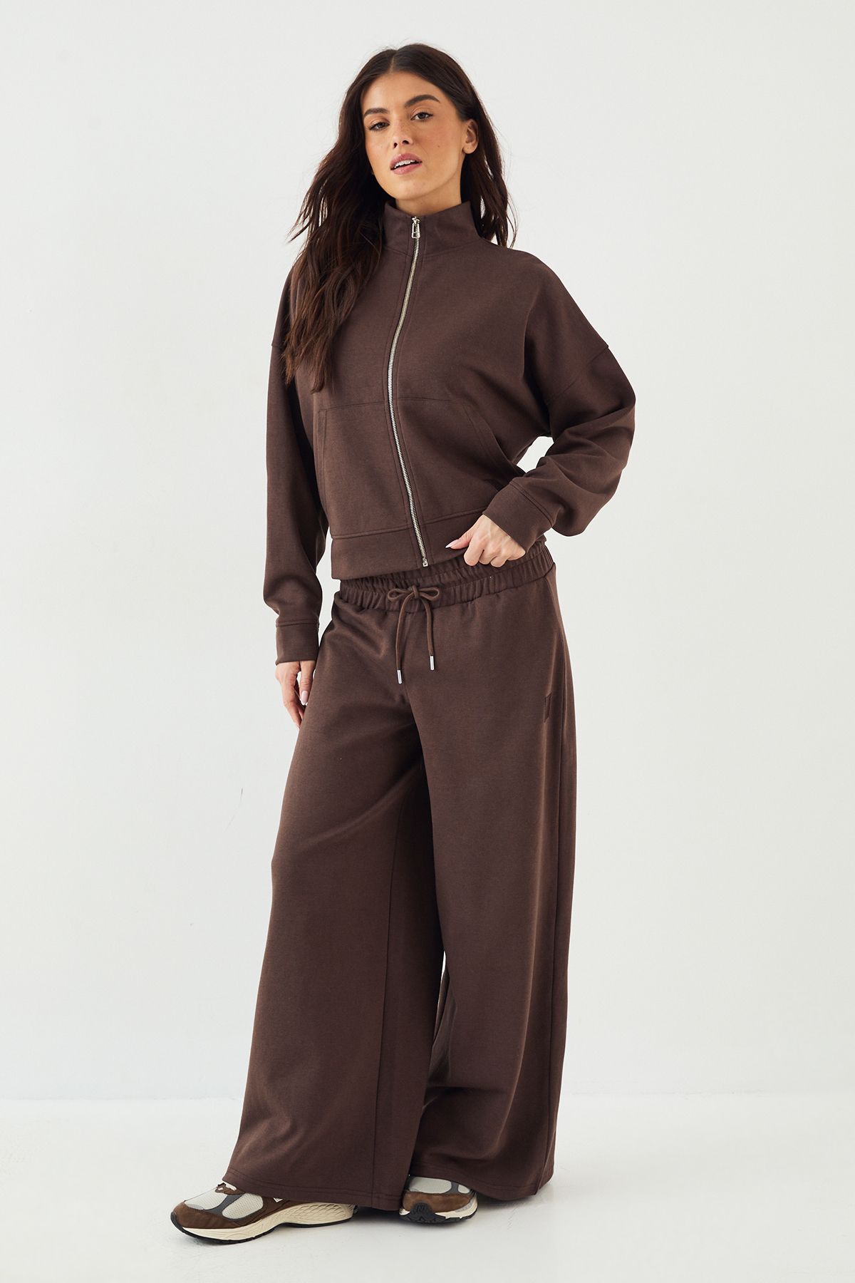 DSGN Studio DSGN Studio Deep Waistband Wide Leg Jogger Dark Chocolate image 3