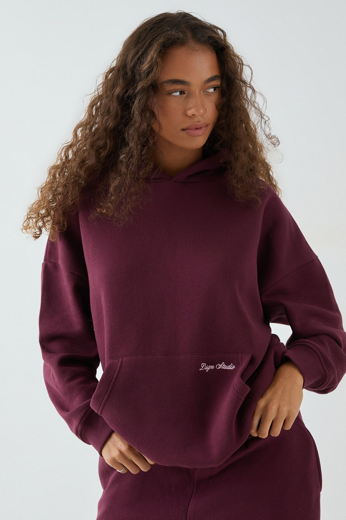 DSGN Studio DSGN Studio Script Embroidered Hooded Tracksuit Burgundy image 3