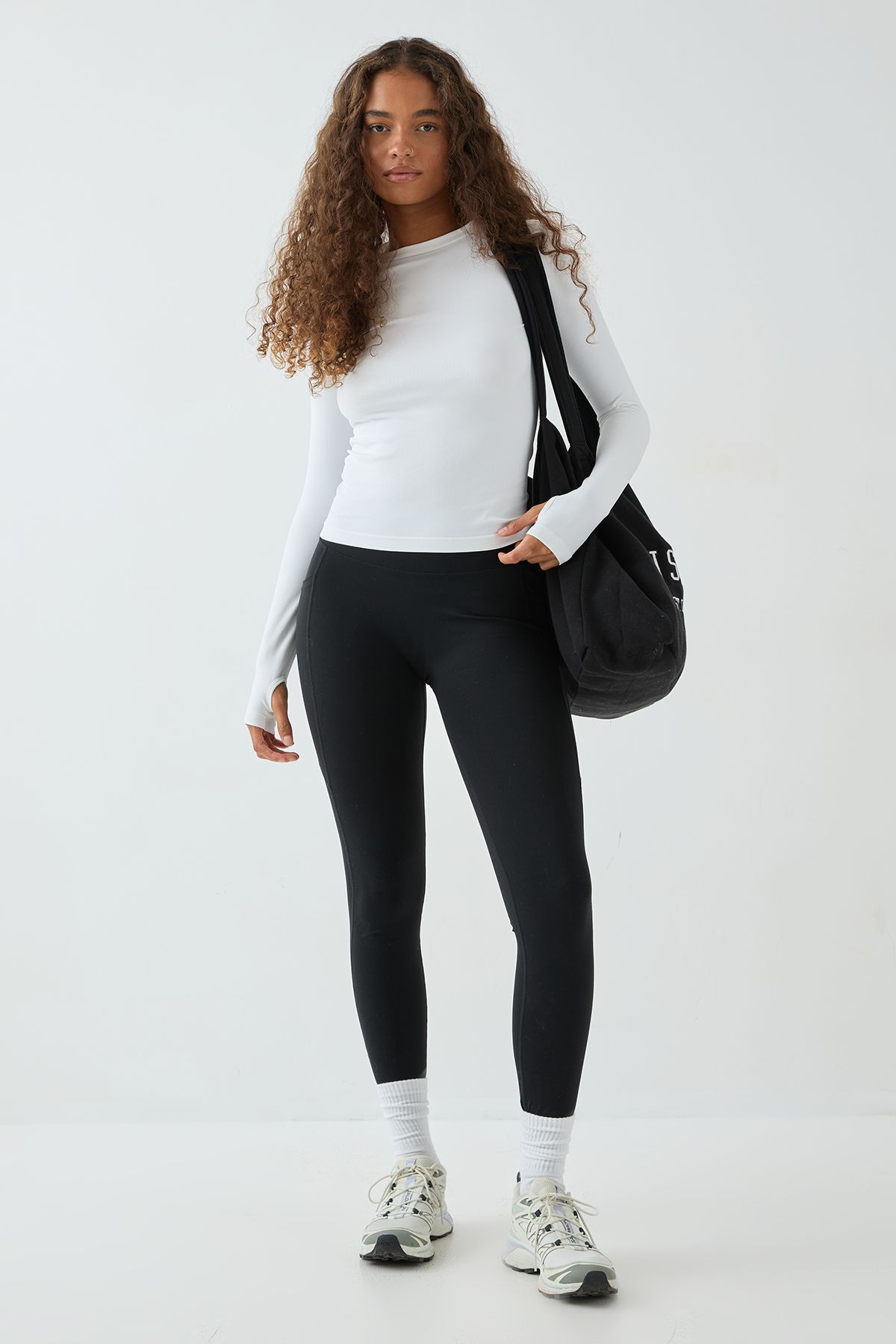 DSGN Studio DSGN Studio Sport Ultra Contour Seamless Fitted Long Sleeve Top White image 5