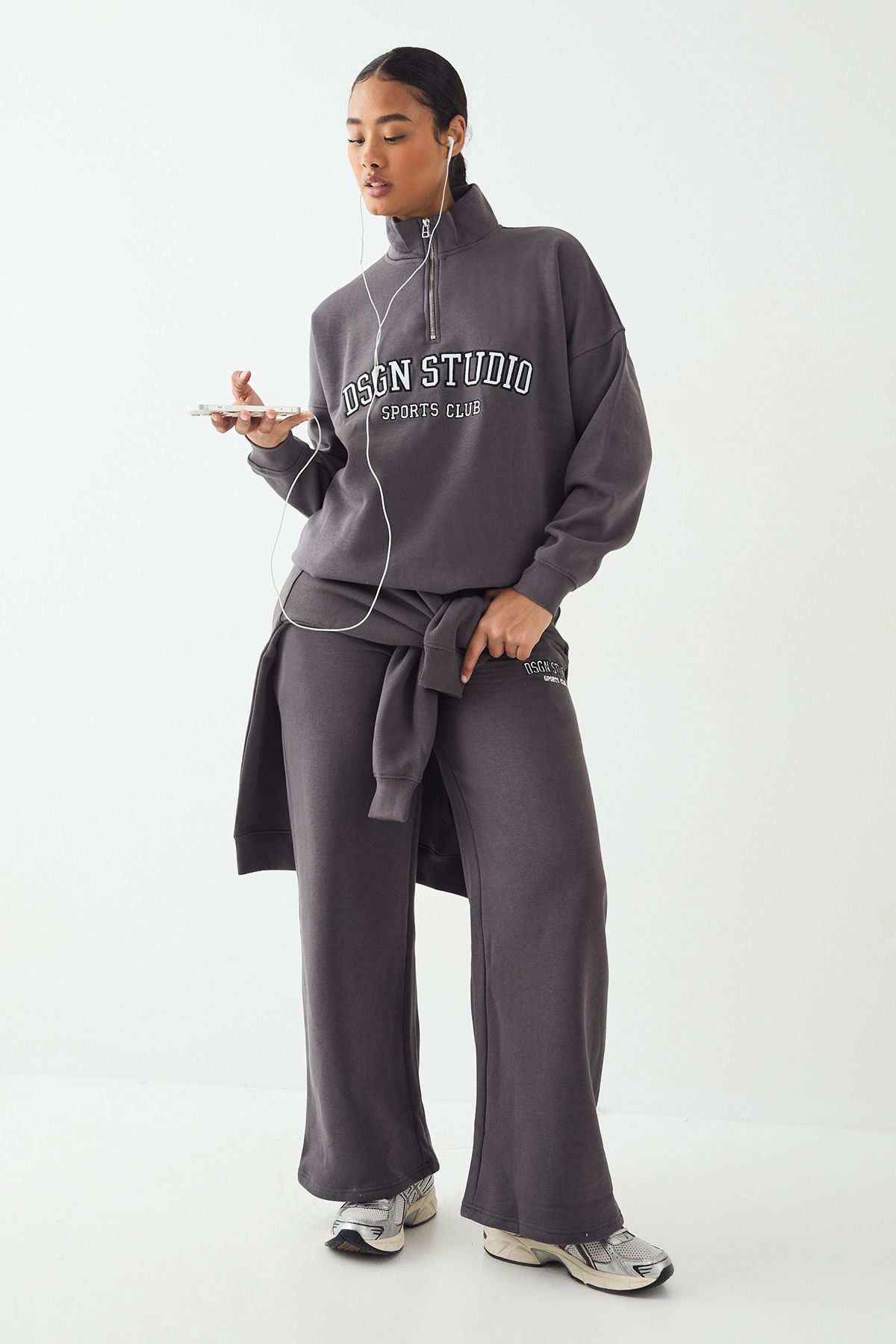DSGN Studio DSGN Studio Applique Straight Leg Jogger Charcoal