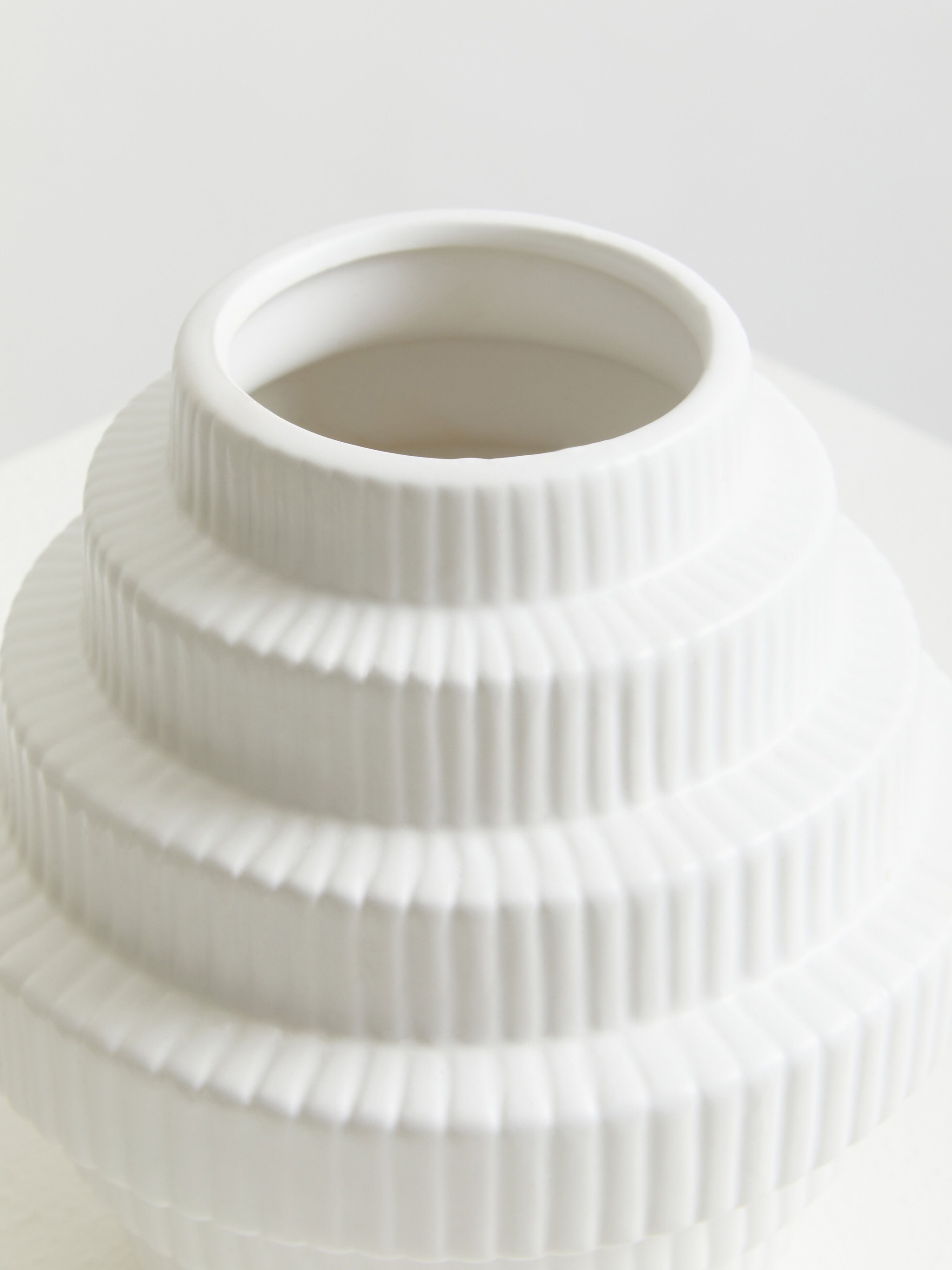 Orsina Lightweight Small Vase, Versatile And Stylish Flower Ceramic vase, Modern Design Vase For Flowers image 5