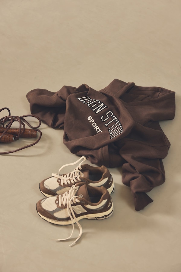 DSGN Studio DSGN Studio Collegiate Applique Oversized Hoodie Espresso