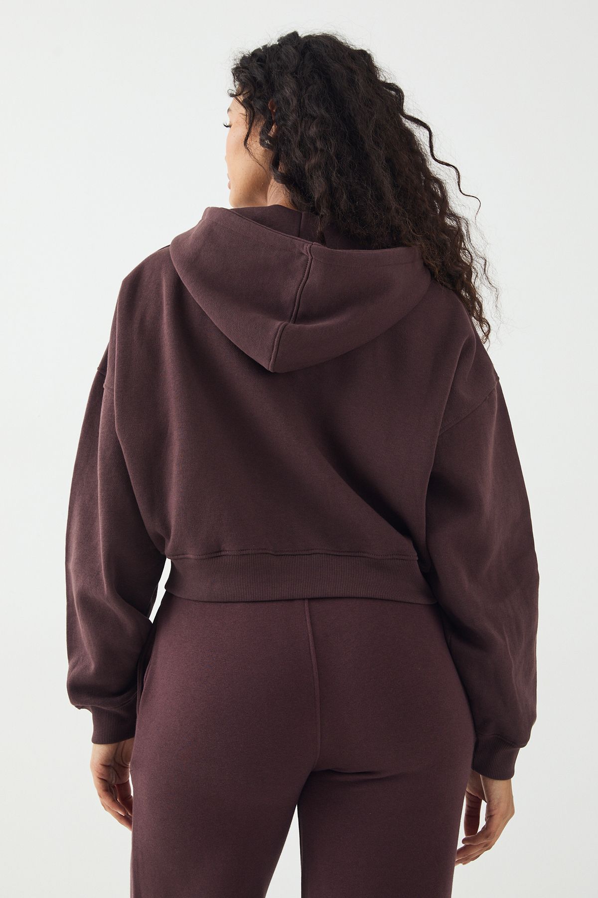 DSGN Studio DSGN Studio Contrast Script Boxy Crop Zip Through Hoodie Chocolate image 2
