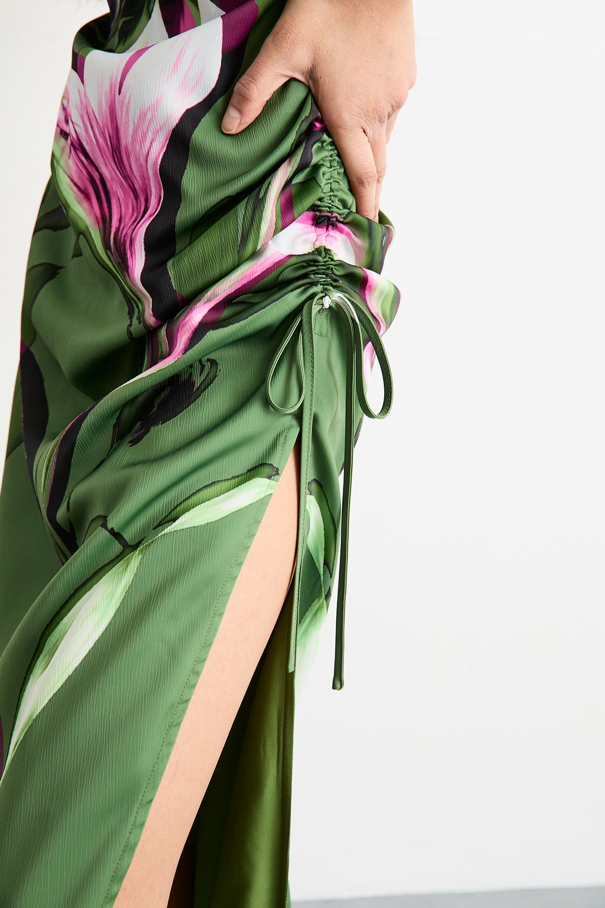 Warehouse Floral Printed Drawstring Waist Short Sleeve Midi Dress Green image 2