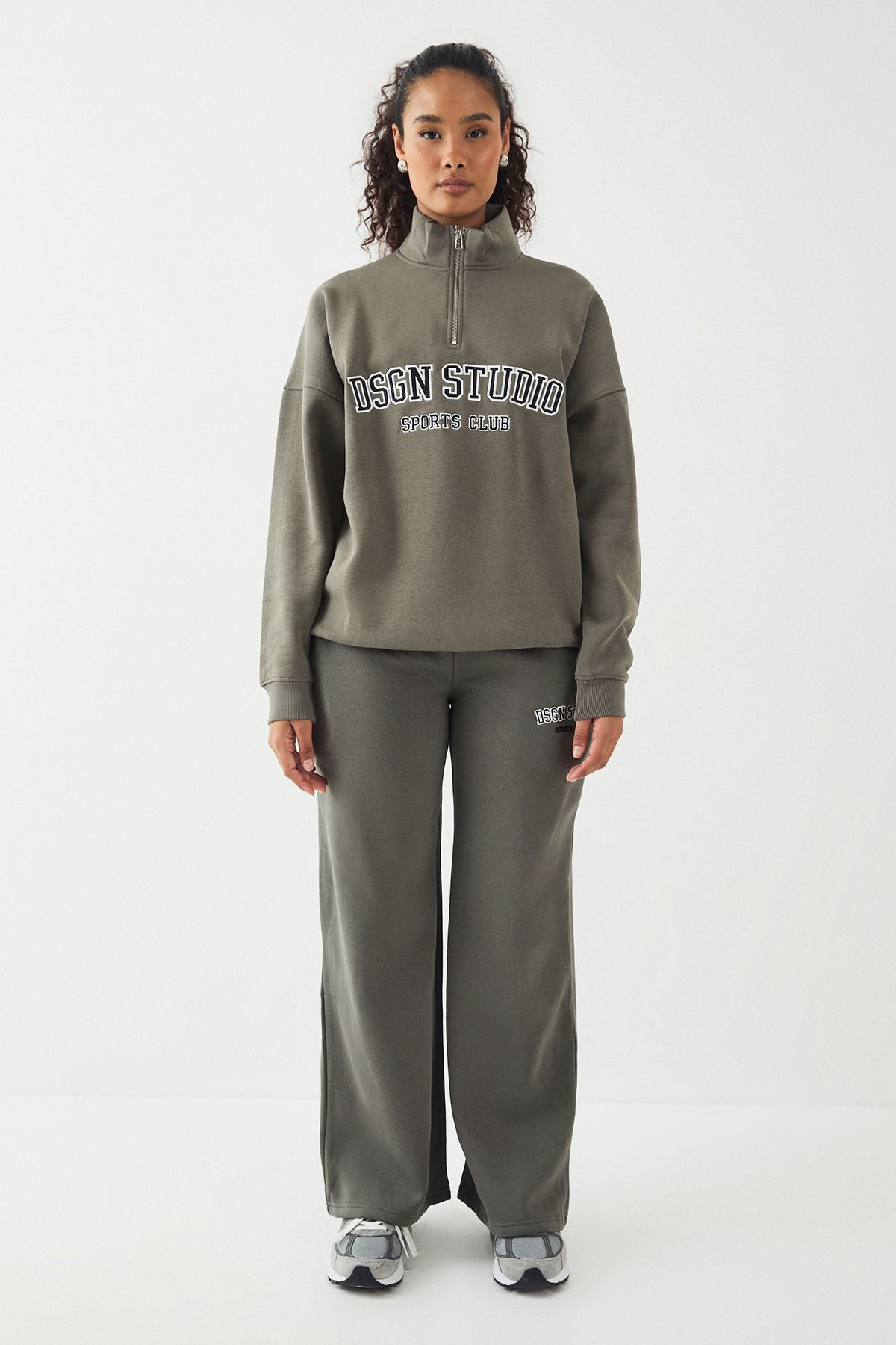 DSGN Studio Petite DSGN Studio Applique Straight Leg Jogger Khaki image 5