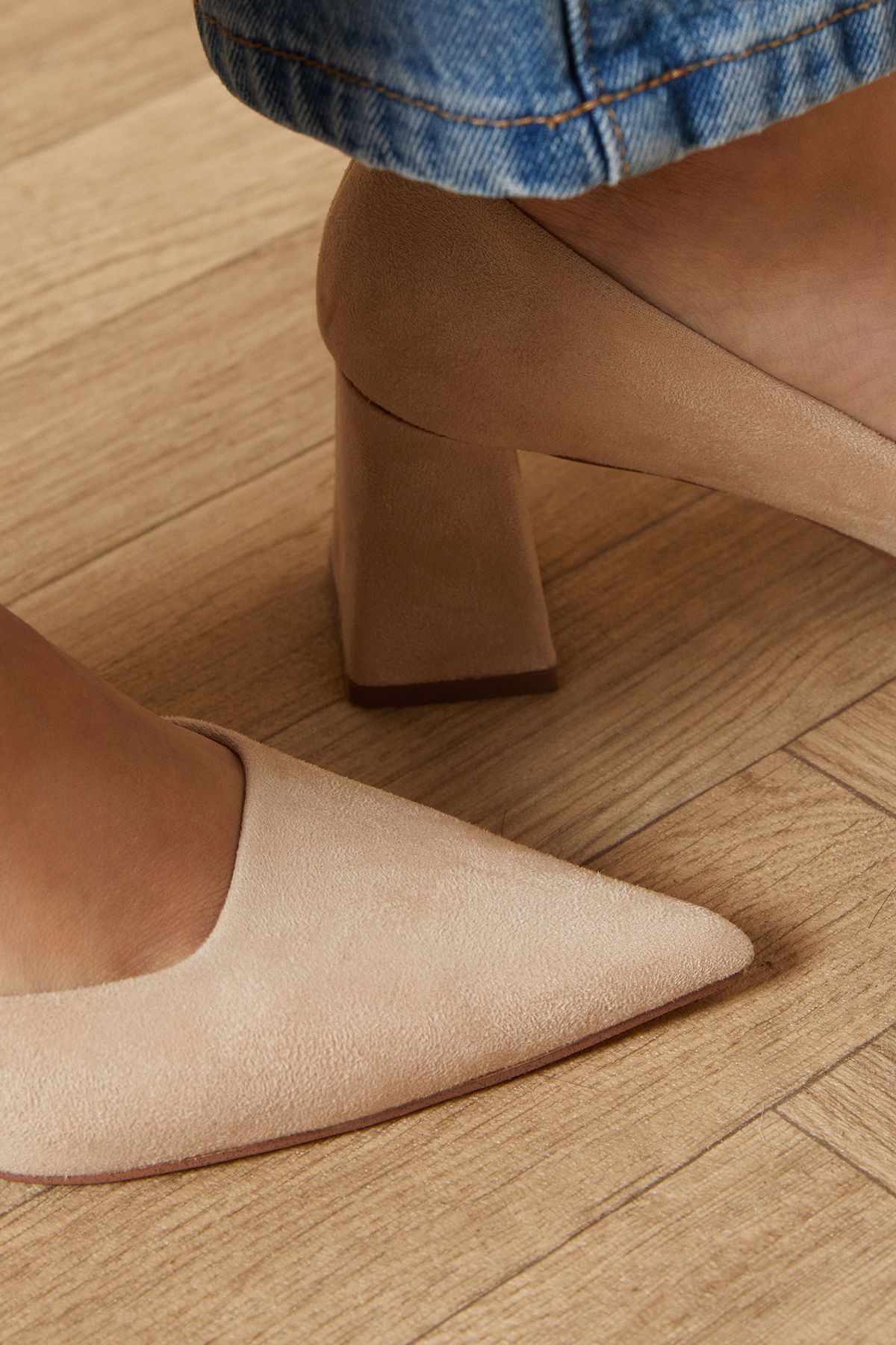 Oasis Vern Faux Suede Pointed Block Court Shoes Beige image 4