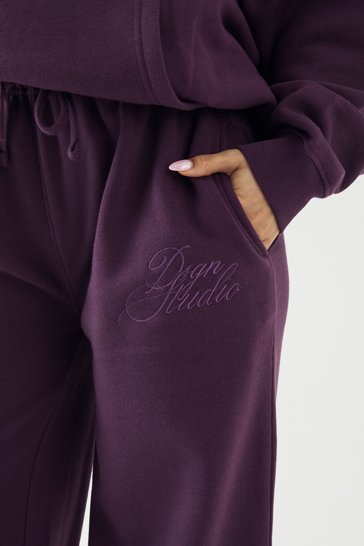 DSGN Studio DSGN Studio Contrast Script Straight Leg Jogger Aubergine image 5