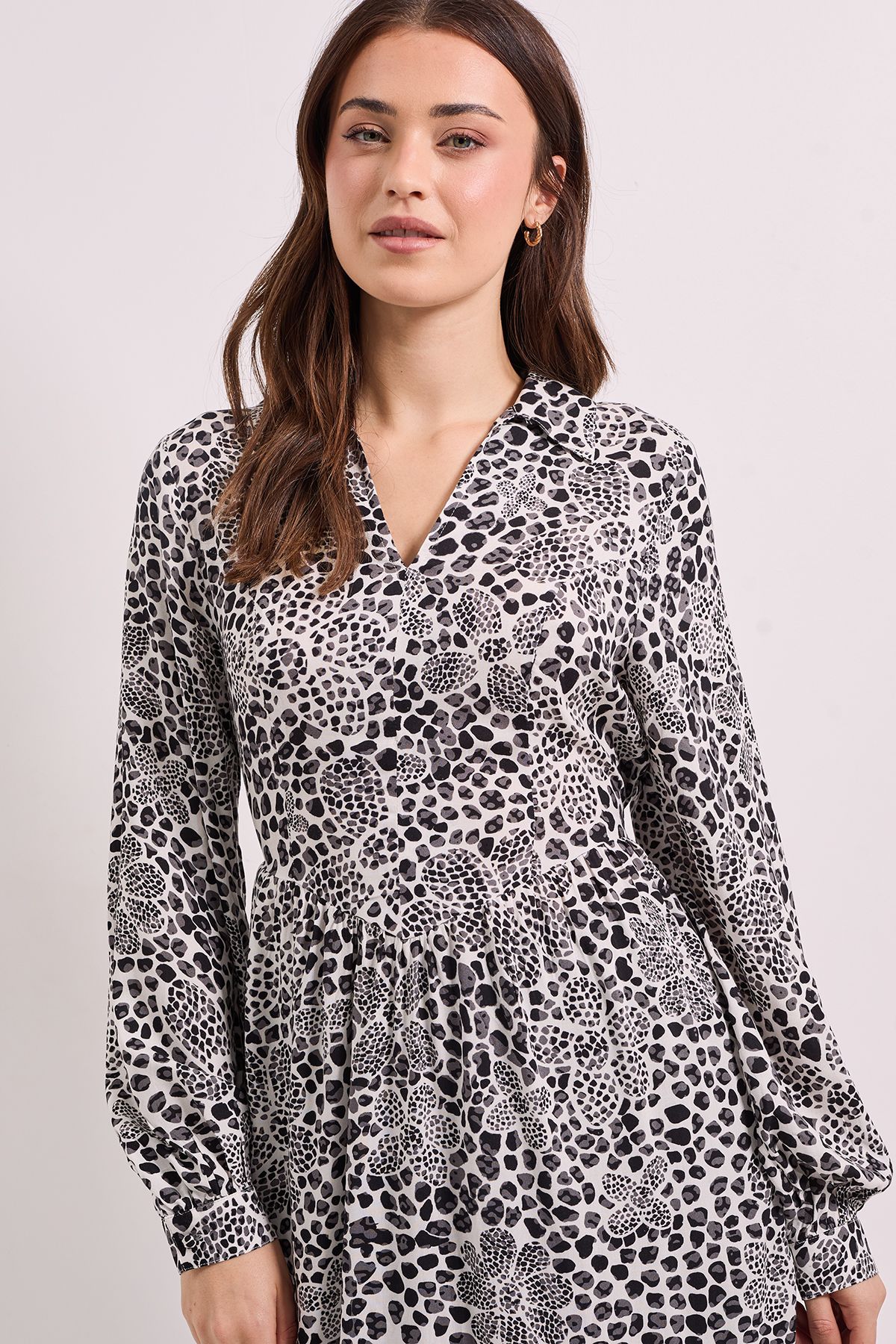 Dorothy Perkins Seam Detail Collared Blouson Sleeve Printed Midi Dress Mono image 4