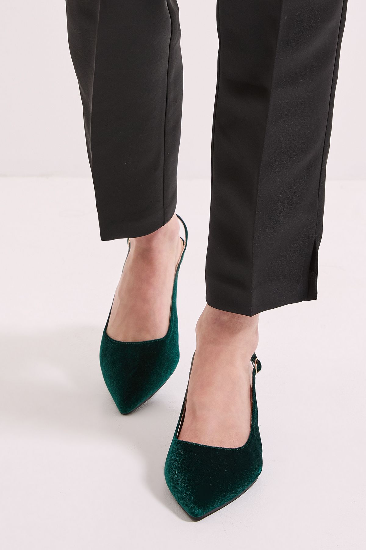 Dorothy Perkins Wide Fit Dova Velvet Slingback Kitten Heel Court Shoes Emerald image 3