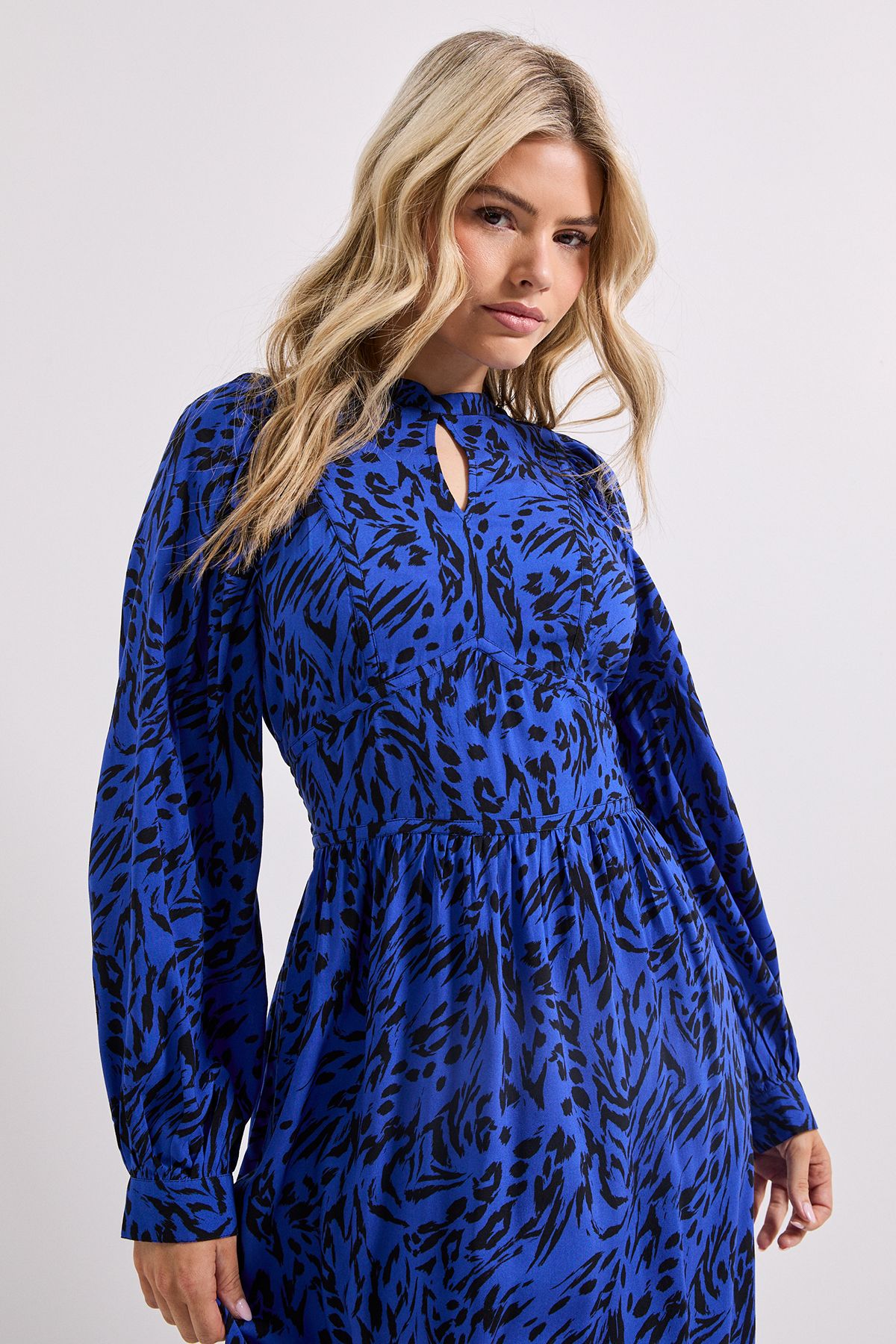 Dorothy Perkins Keyhole Detail Waisted Blouson Sleeve Printed Midi Dress Blue image 2