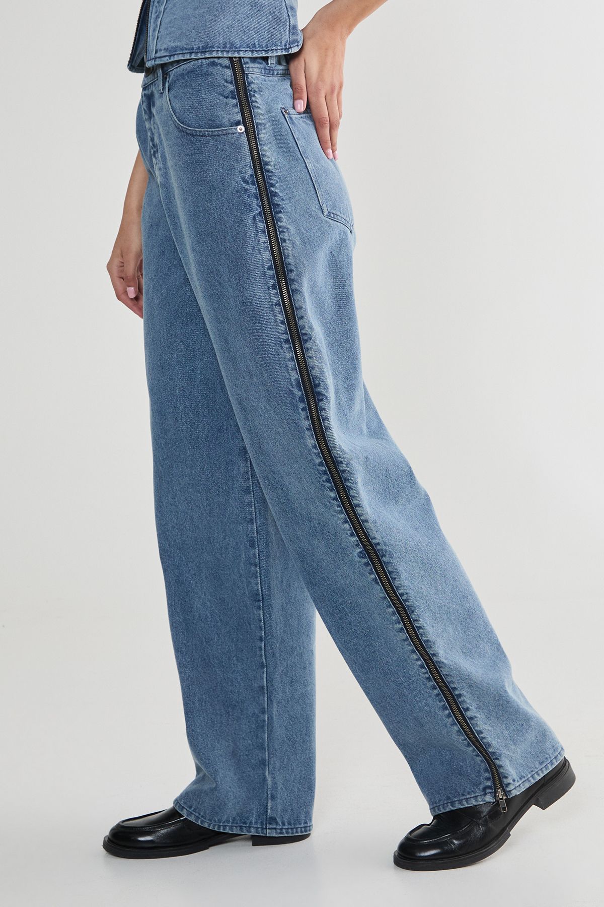 NastyGal Zip Seam Detail Straight Leg Denim Jeans Authentic Midwash image 2