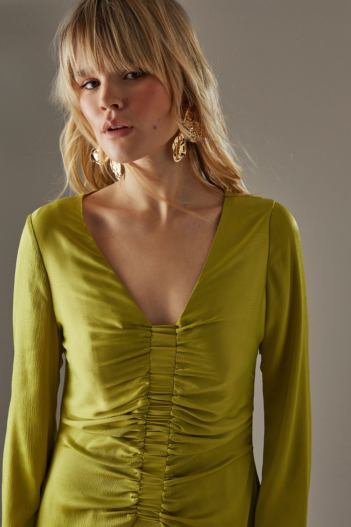 Warehouse Crinkle Satin Ruched Front Column Midi Dress Chartreuse image 4