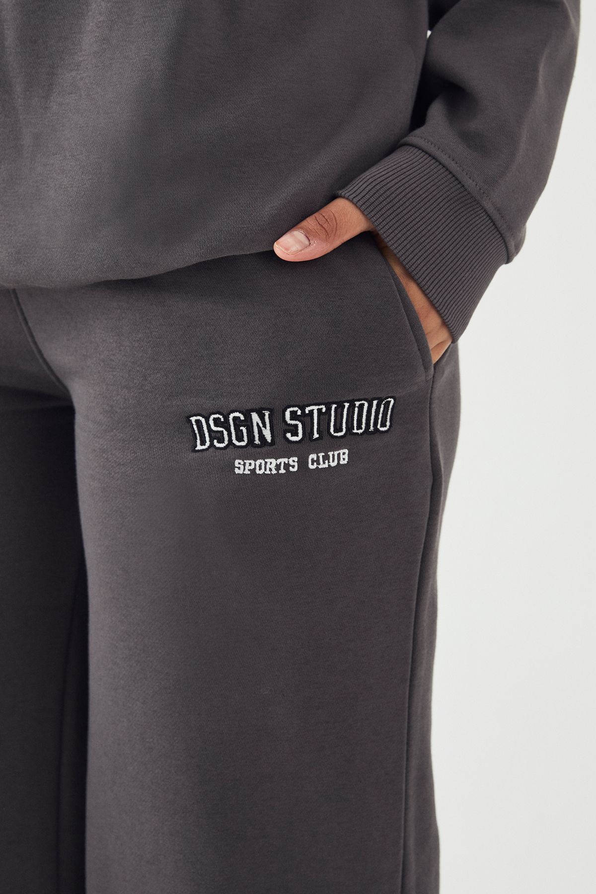 DSGN Studio Tall DSGN Studio Applique Straight Leg Jogger Charcoal image 4
