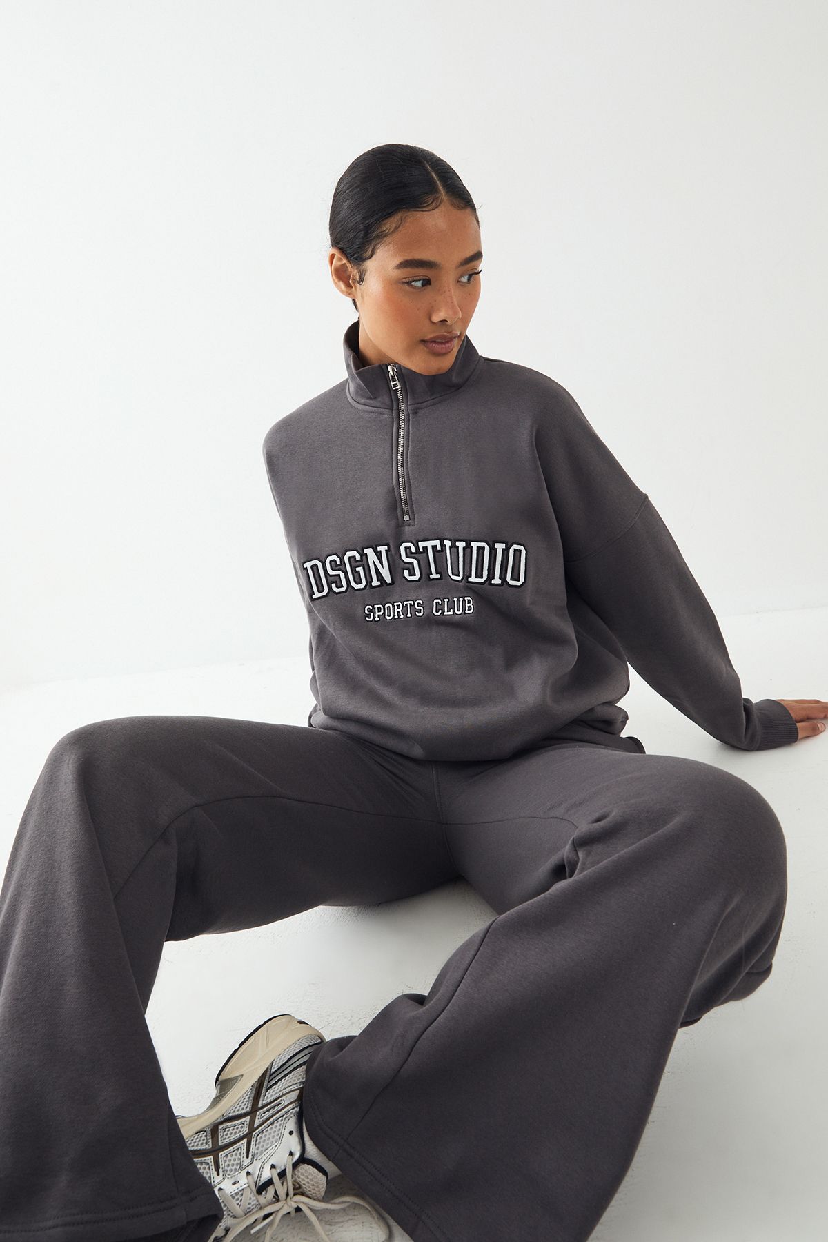 DSGN Studio Petite DSGN Studio Applique Straight Leg Jogger Charcoal image 3