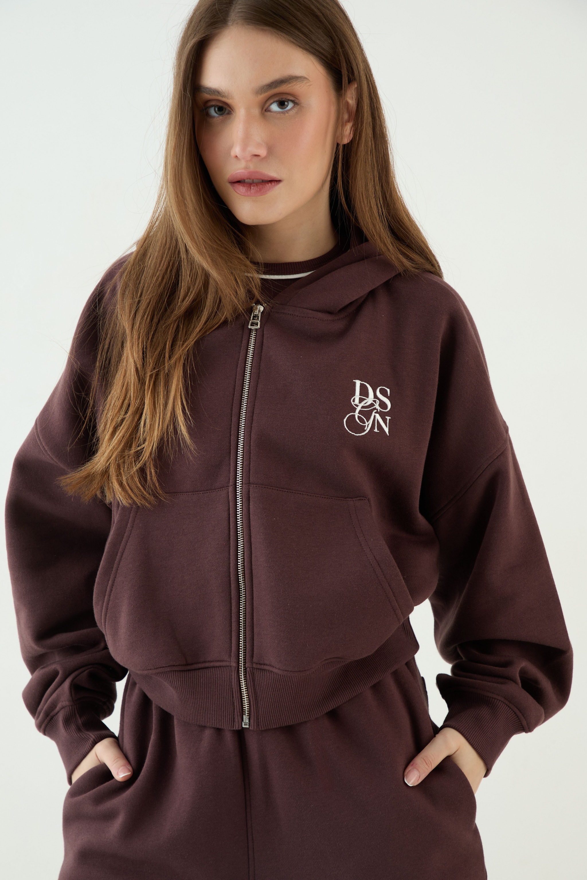 DSGN Studio DSGN Studio Boxy Crop Zip Through Hoodie Chocolate