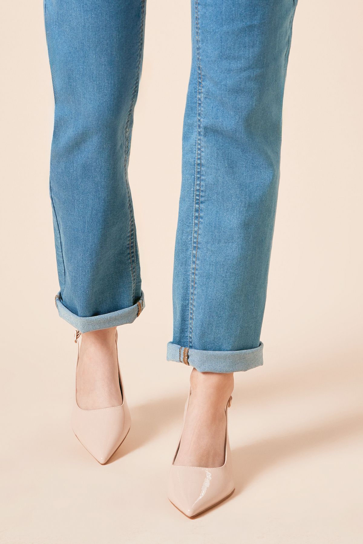 Dorothy Perkins Wide Fit Ellens Pointed High Block Heel Slingback Court Shoes Blush image 2