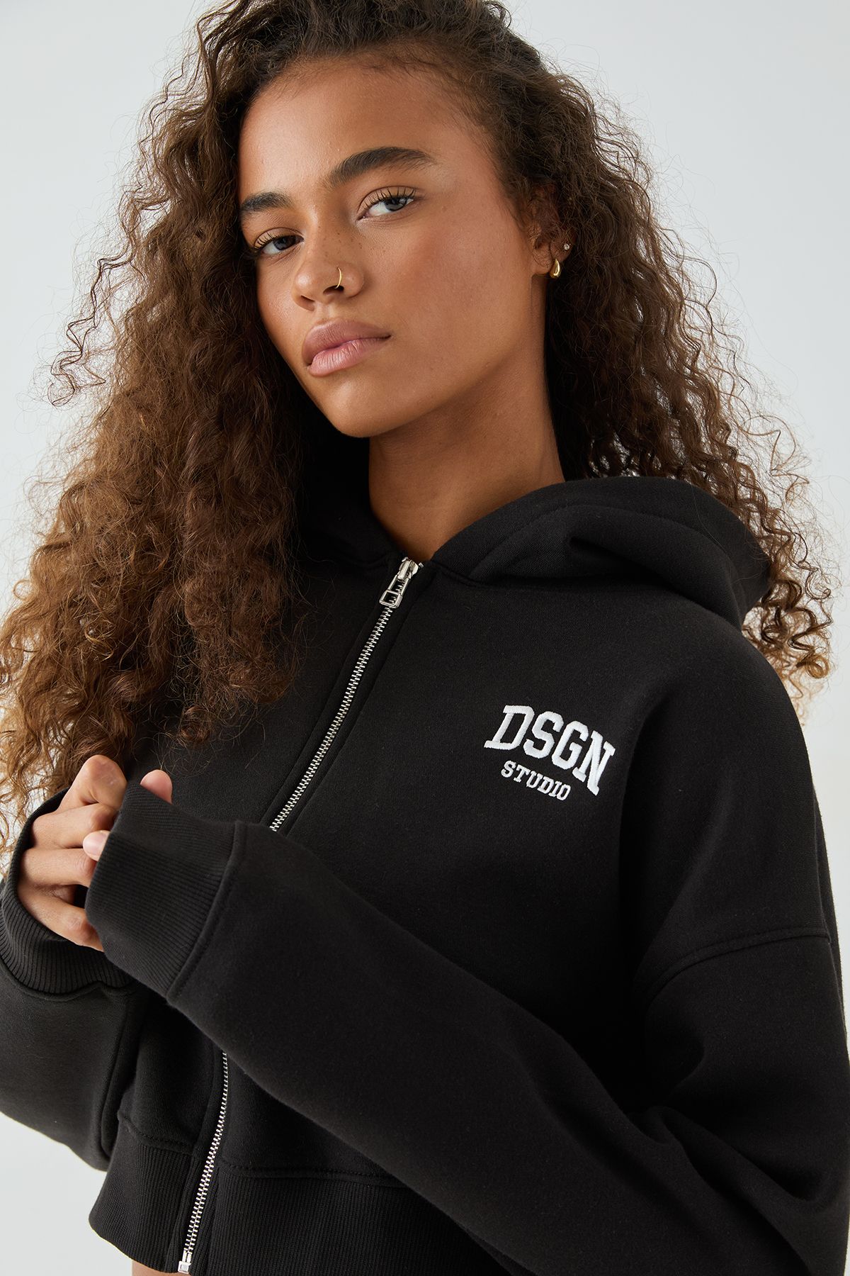 DSGN Studio DSGN Studio Embroidered Boxy Crop Zip Through Hoodie Black image 4