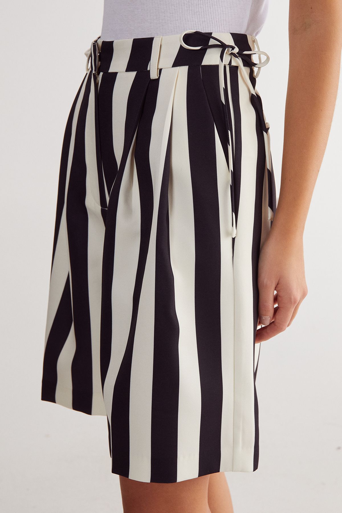 NastyGal Striped Print Tailored Jort Mono image 3
