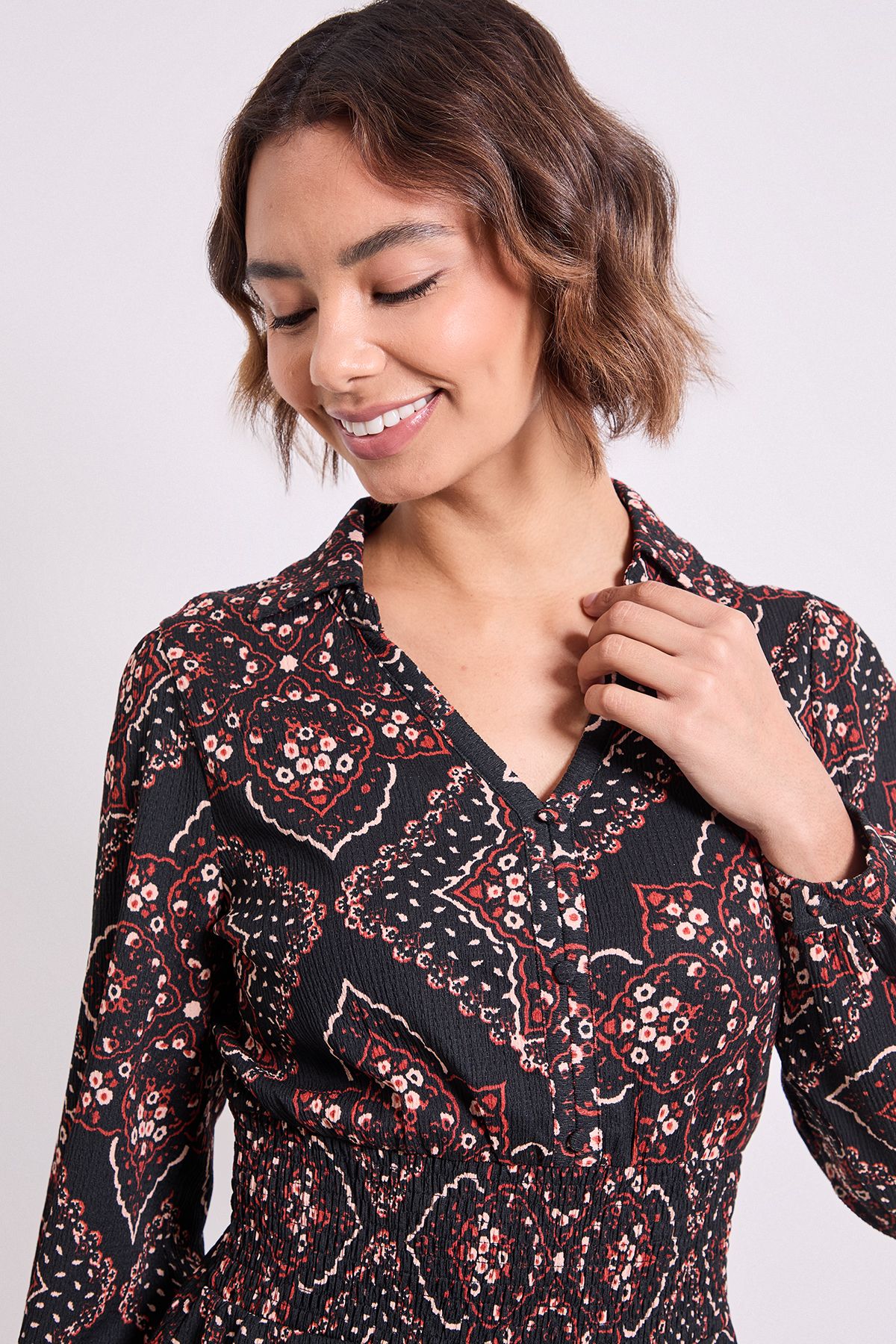 Dorothy Perkins Geo Shirred Waist Collar Detail Jersey Mini Dress Geo image 4