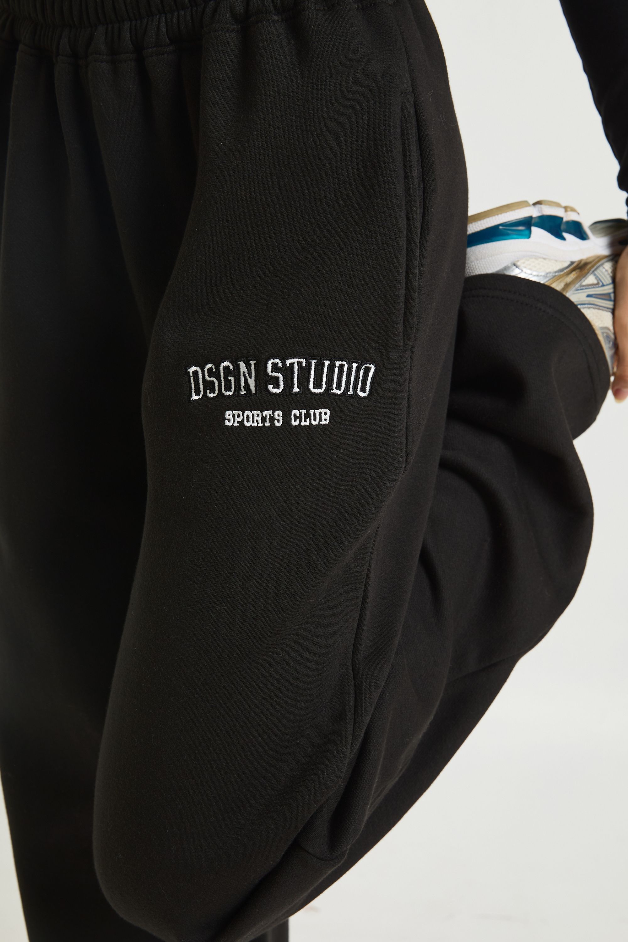 DSGN Studio Tall DSGN Studio Applique Straight Leg Jogger Black image 4