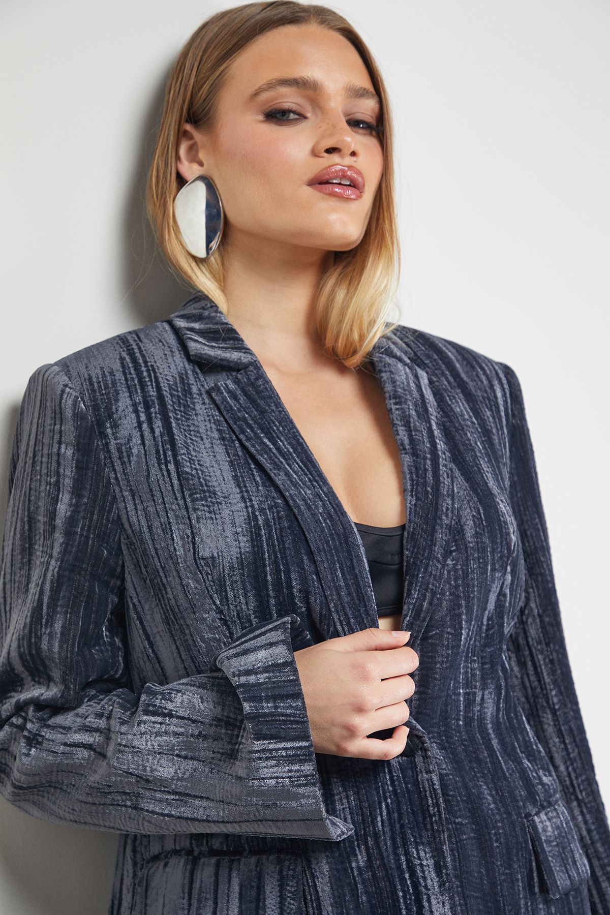 Warehouse Oversized Crushed Velvet Blazer Co-ord Dark Grey image 4