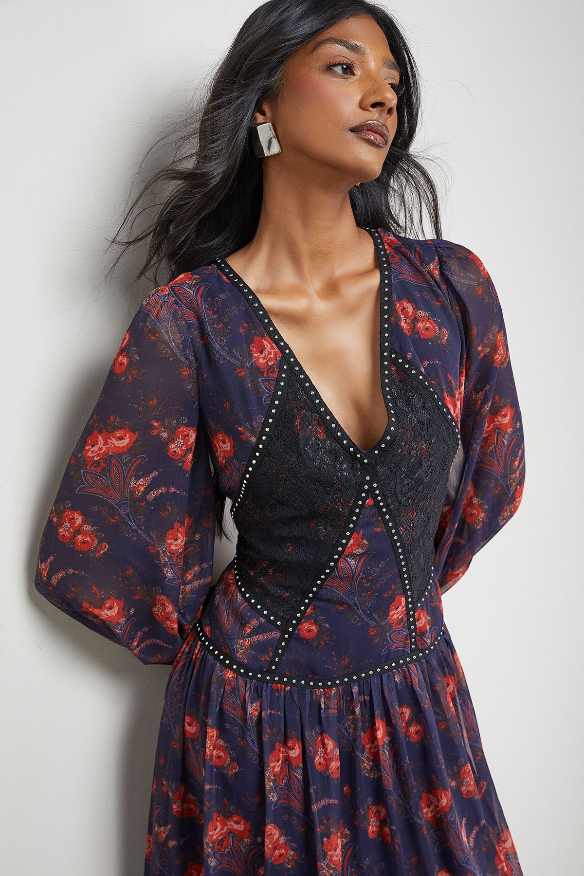 Warehouse Printed Chiffon Plunge Neck Pleated Maxi Dress Black image 2