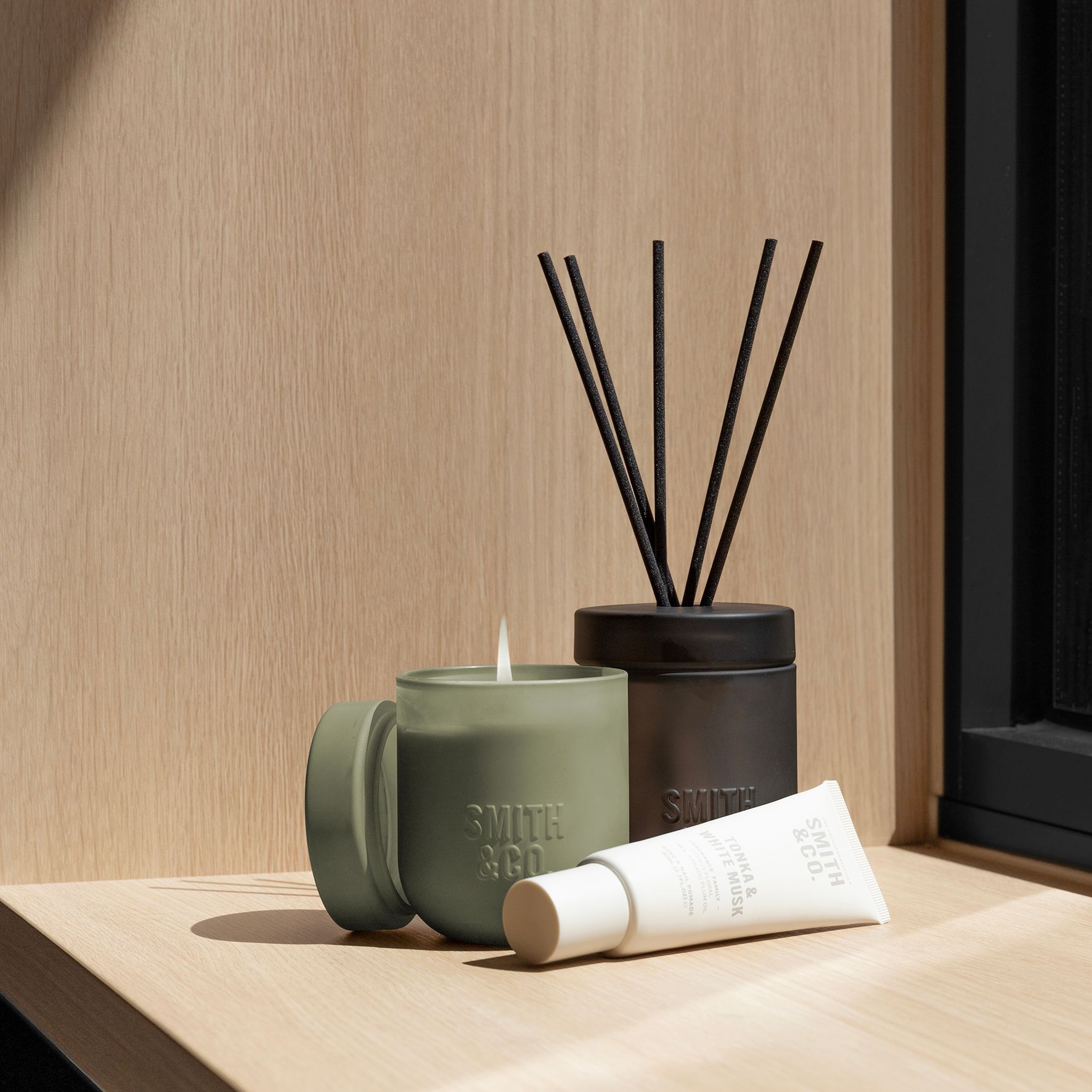 The Aromatherapy Company Smith & Co 250g Candle - Amber & Freesia image 6