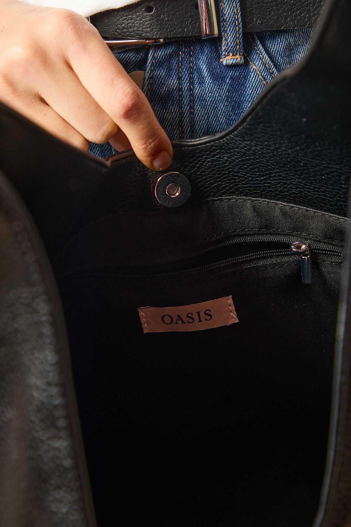 Oasis Smartie Faux Leather Slouch Bag Black image 3