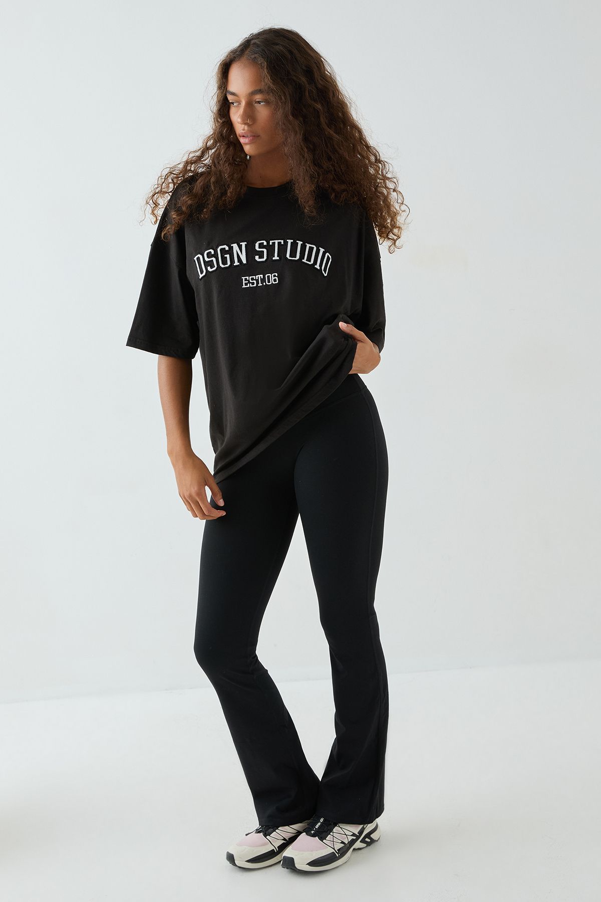 DSGN Studio DSGN Studio Applique Oversized T-shirt Black image 1