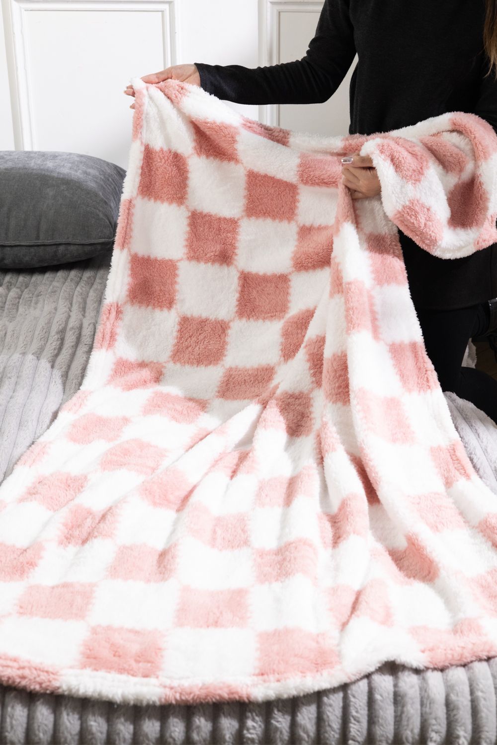 Living and Home 120 x 200cm Flannel Soft Lightweight Checkered Throw Blanket image 3