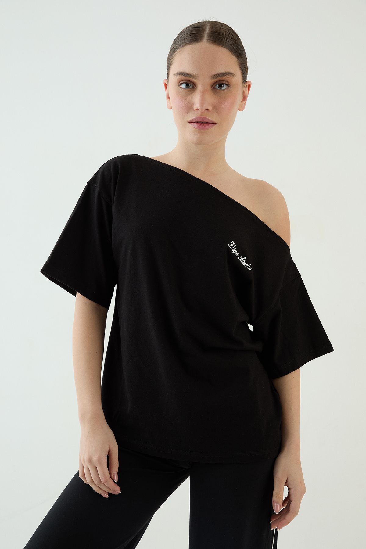 DSGN Studio DSGN Studio Script Off The Shoulder T-Shirt Black