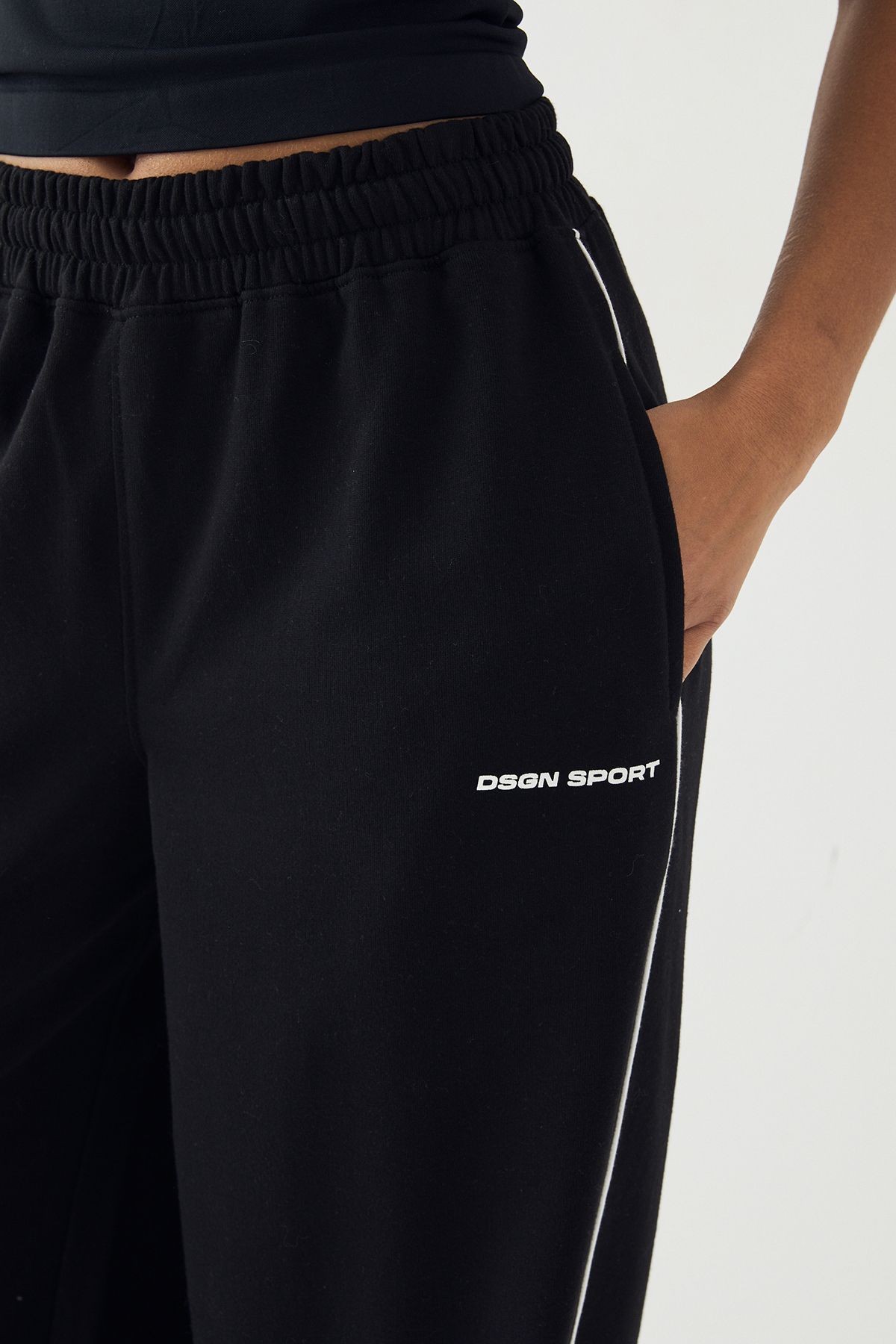 DSGN Studio DSGN Studio Piping Detail Mid Rise Wide Leg Jogger Black image 4