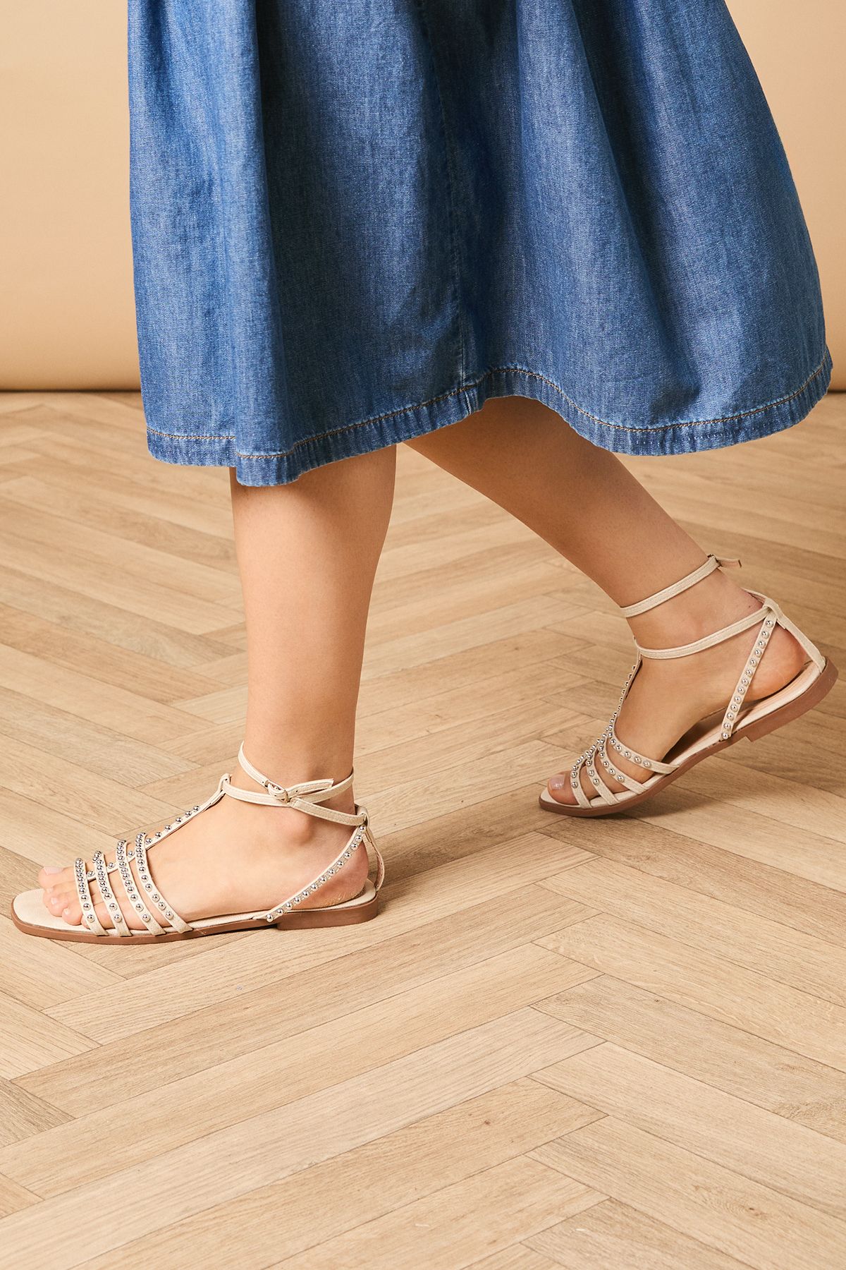 Oasis Nyviella Faux leather Studded T Bar Flat Sandals Beige image 1