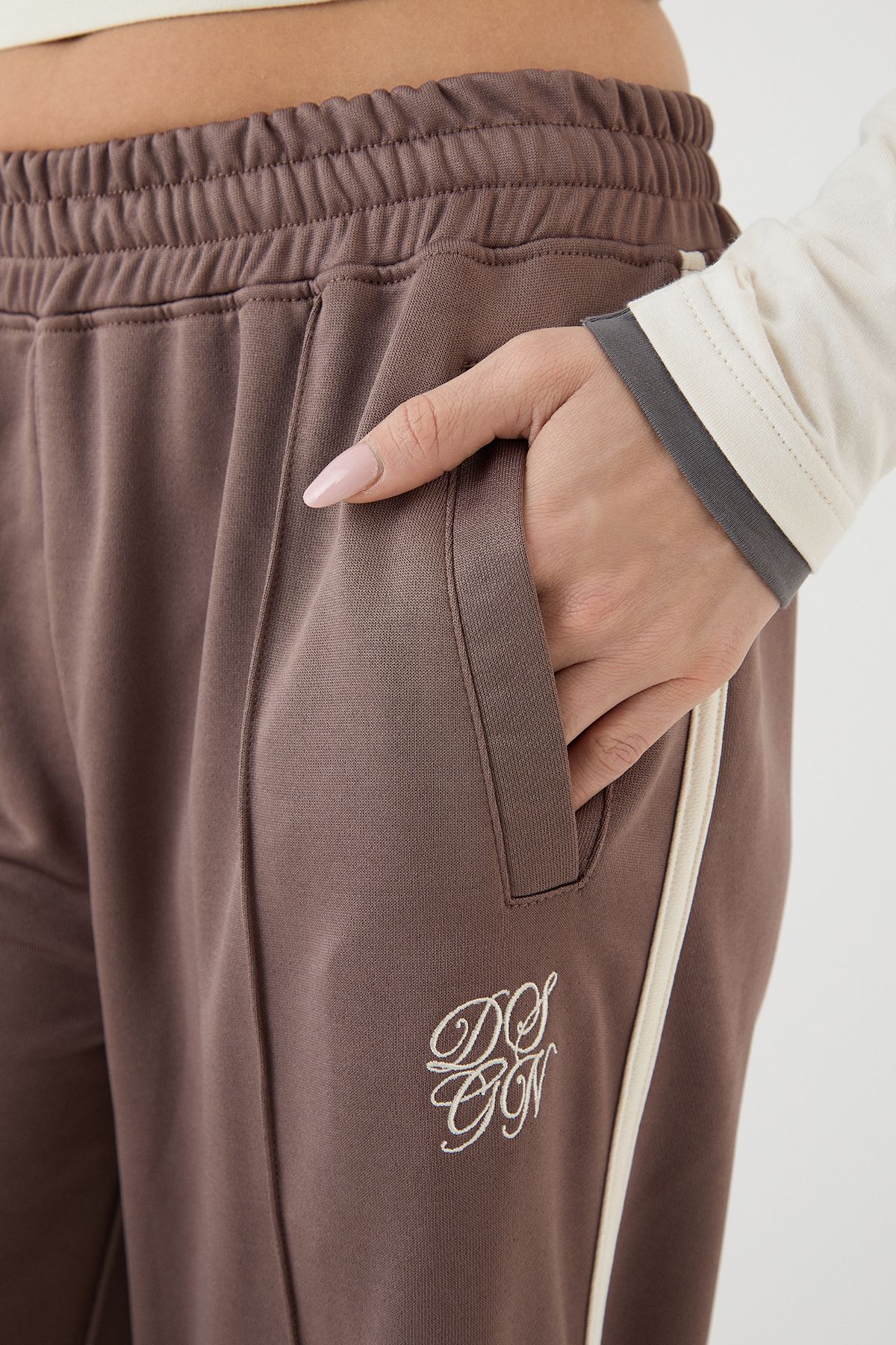 DSGN Studio DSGN Studio Tricot Contrast Straight Leg Jogger Taupe image 4