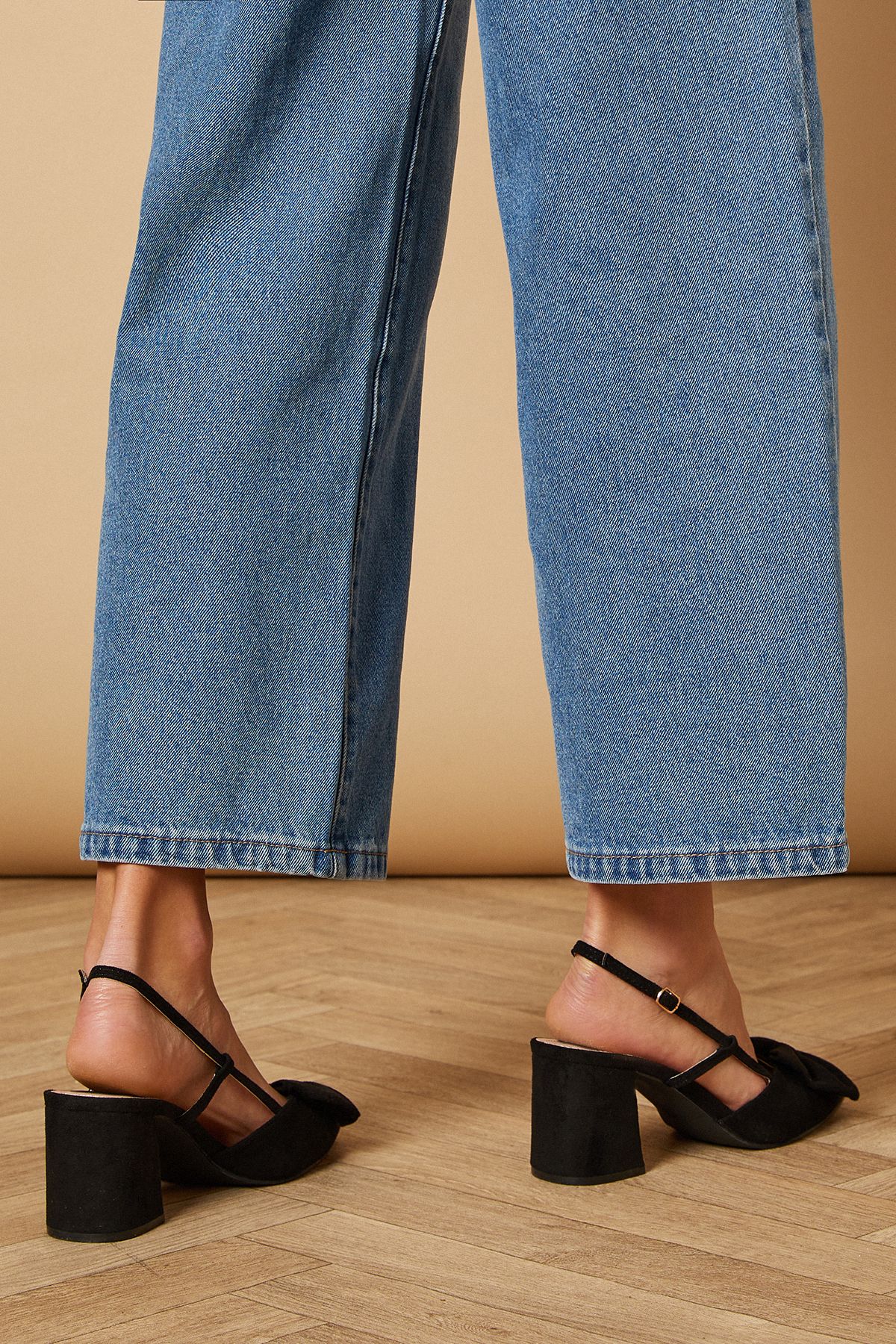 Oasis Dorinda Faux Suede Bow Slingback Block Heeled Shoes Natural Black image 4