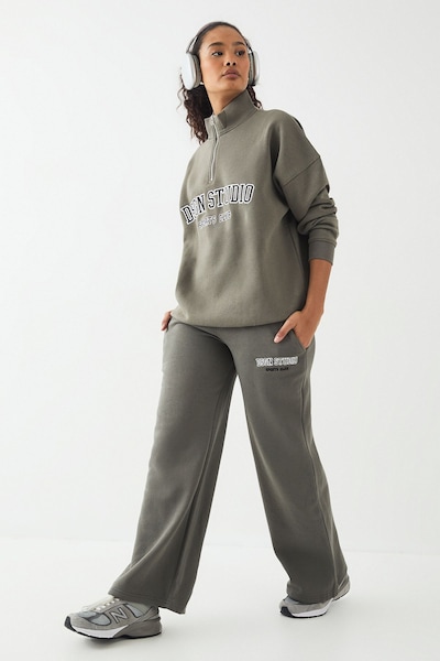 DSGN Studio Tall DSGN Studio Applique Straight Leg Jogger Khaki