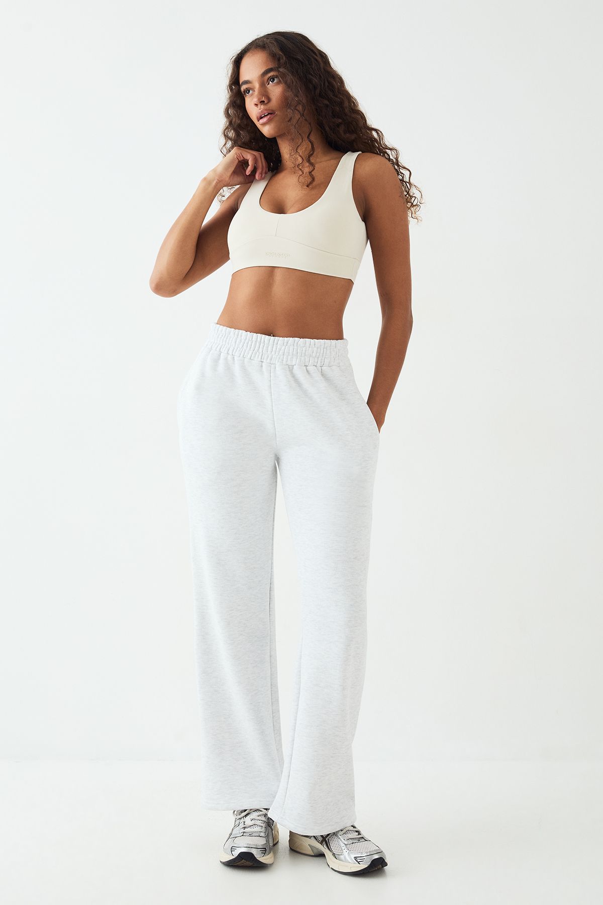 DSGN Studio DSGN Studio Ultra Sculpt Plunge Sports Bra Cream image 3