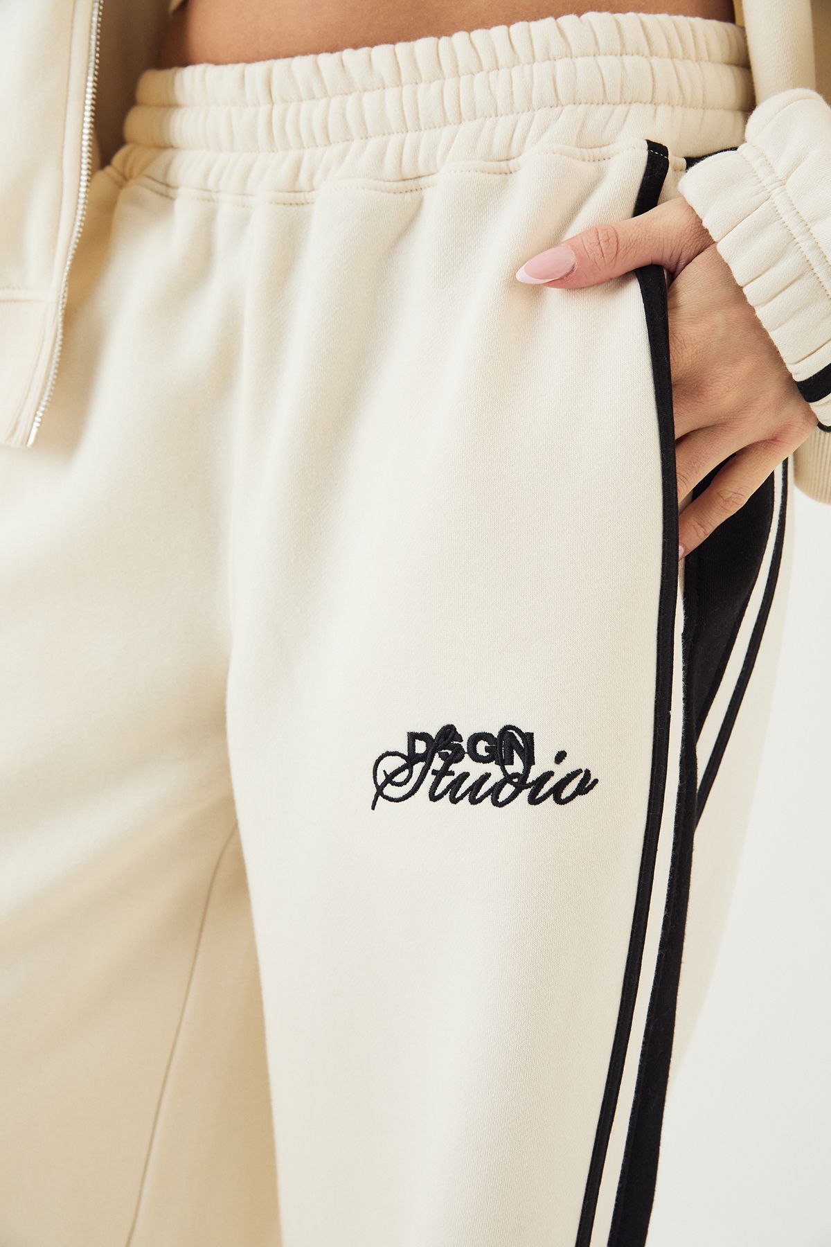 DSGN Studio DSGN Studio Oversized Wide Leg Jogger Cream image 4