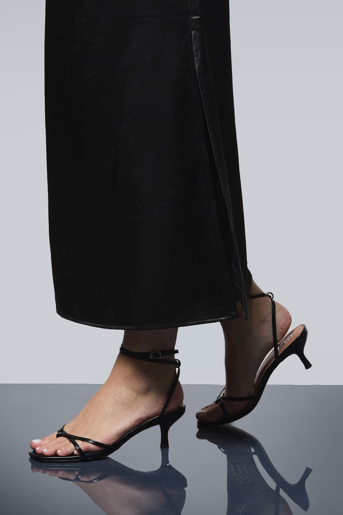 Oasis Desirae Faux Leather Toe Post Kitten Heel Sandals Black image 2