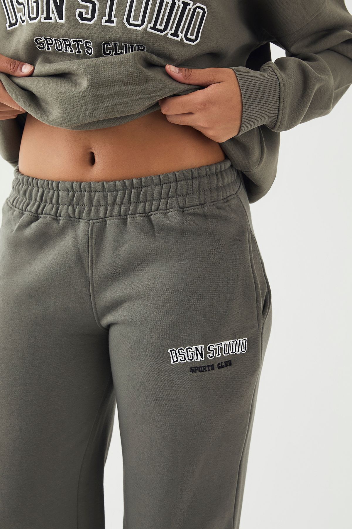 DSGN Studio Petite DSGN Studio Applique Straight Leg Jogger Khaki image 4