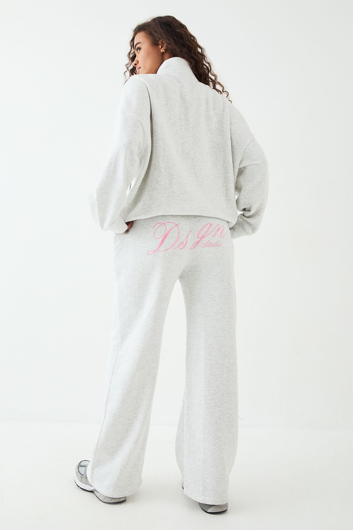 DSGN Studio DSGN Studio Script Funnel Neck Straight Leg Tracksuit Ash Grey image 2