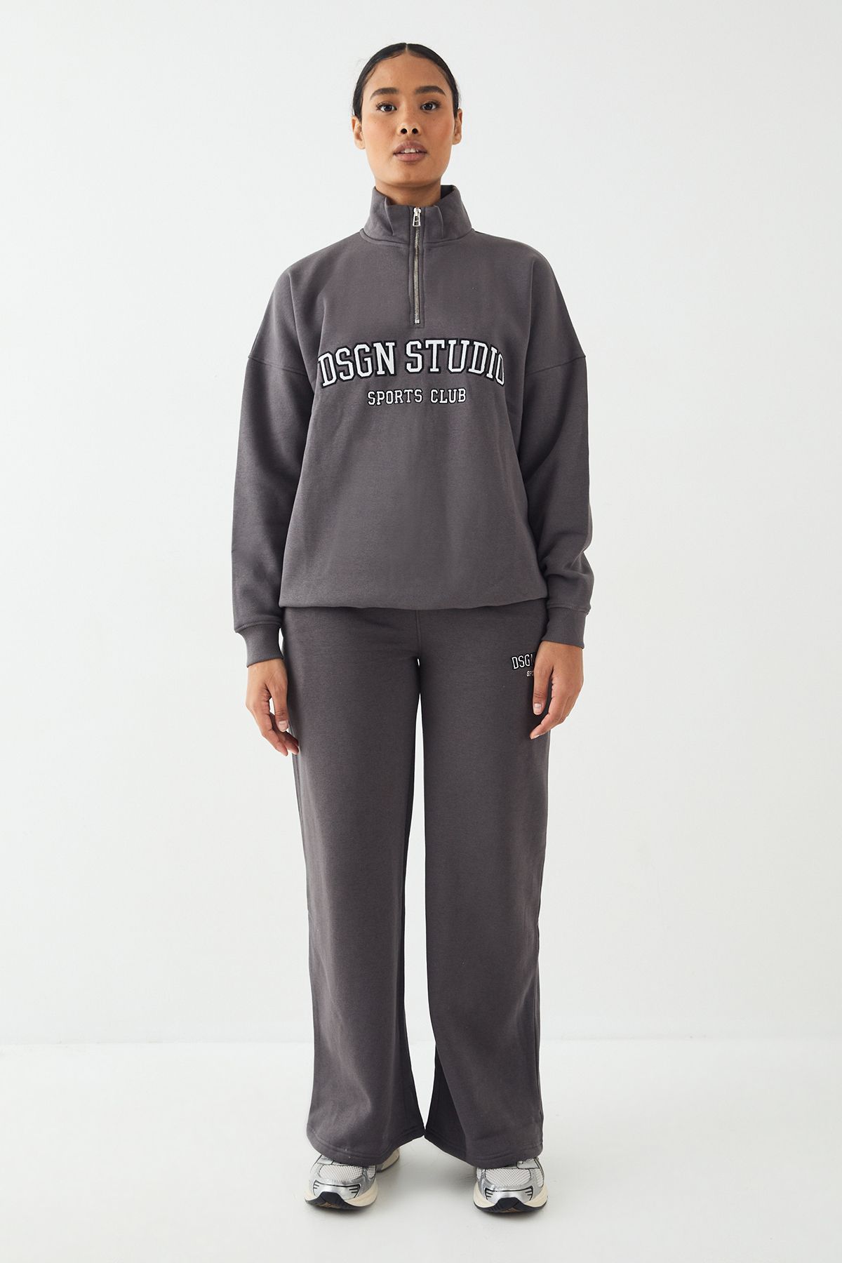 DSGN Studio DSGN Studio Applique Straight Leg Jogger Charcoal image 5