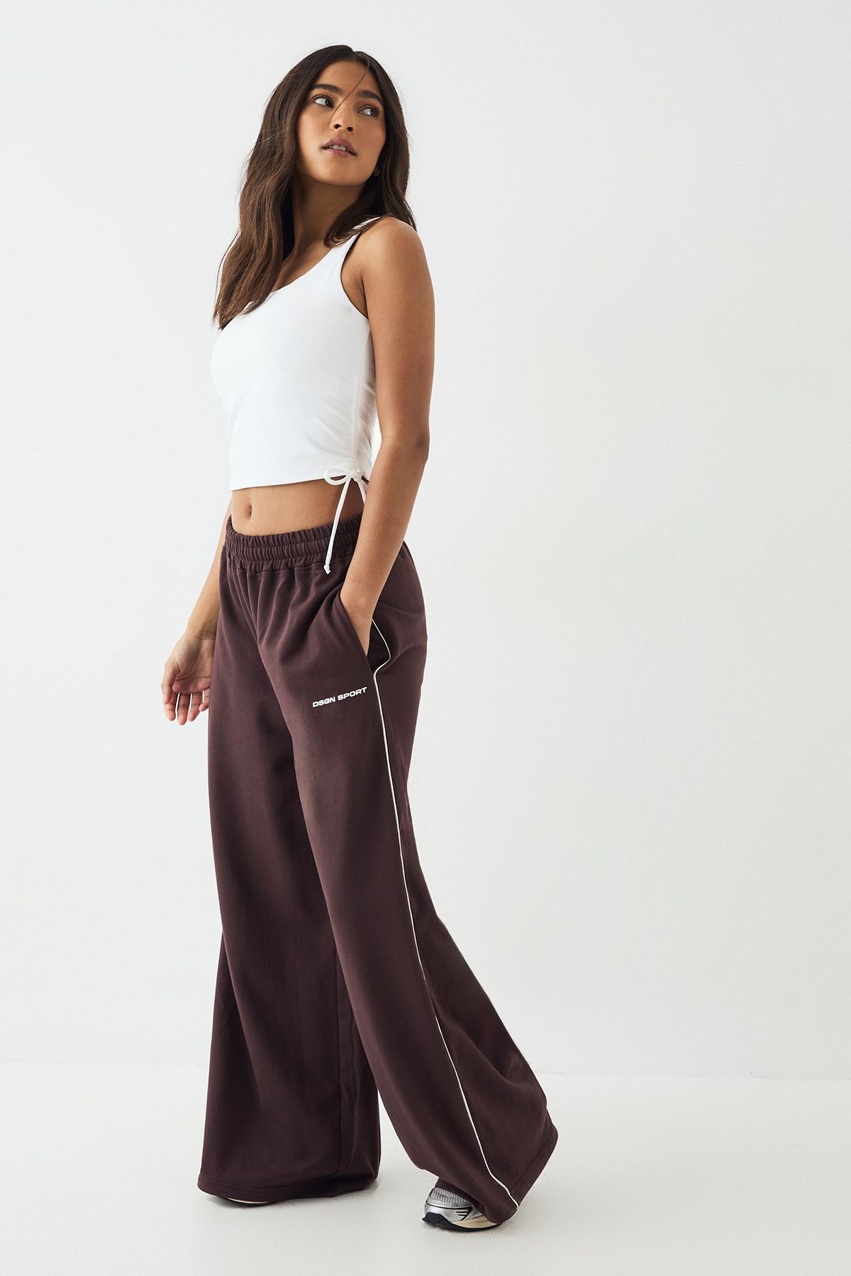 DSGN Studio DSGN Studio Piping Detail Mid Rise Wide Leg Jogger Chocolate image 3