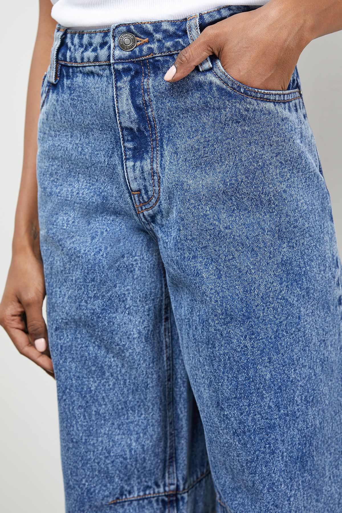 Warehouse Mid Rise Denim Darted Barrel Leg Jeans Mid Wash image 4