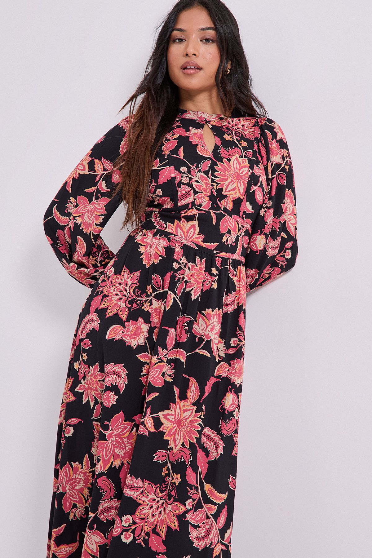 Dorothy Perkins Petite Keyhole Detail Waisted Blouson Sleeve Printed Midi Dress Black image 4