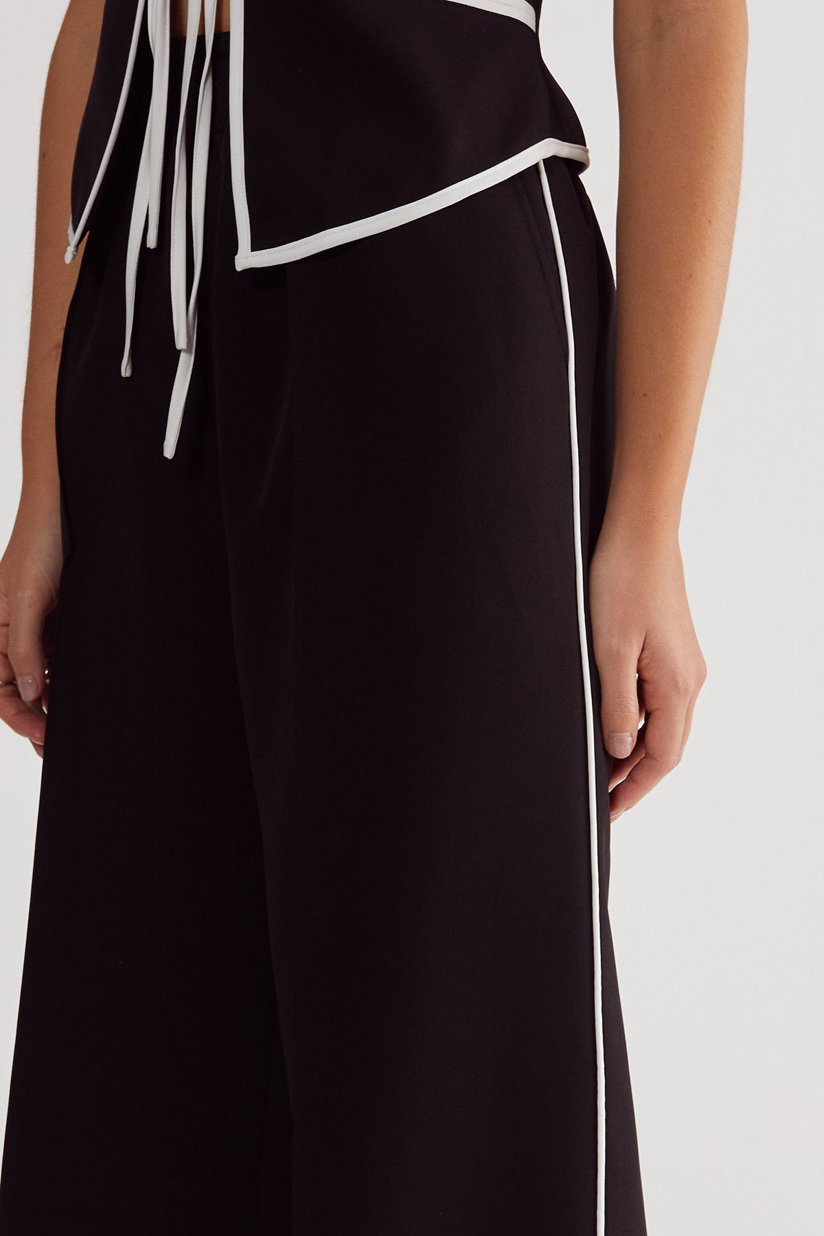 NastyGal Tailored Contrast Piped Joggers Mono image 4